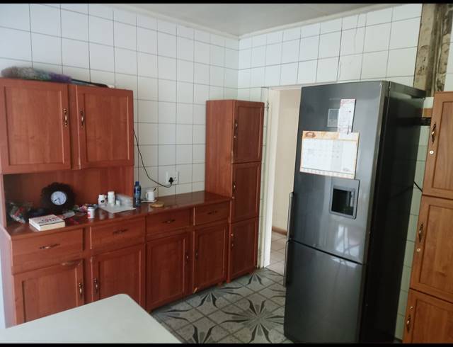 9 BEDROOM FREESTANDING FOR SALE IN KEMPTON PARK WEST